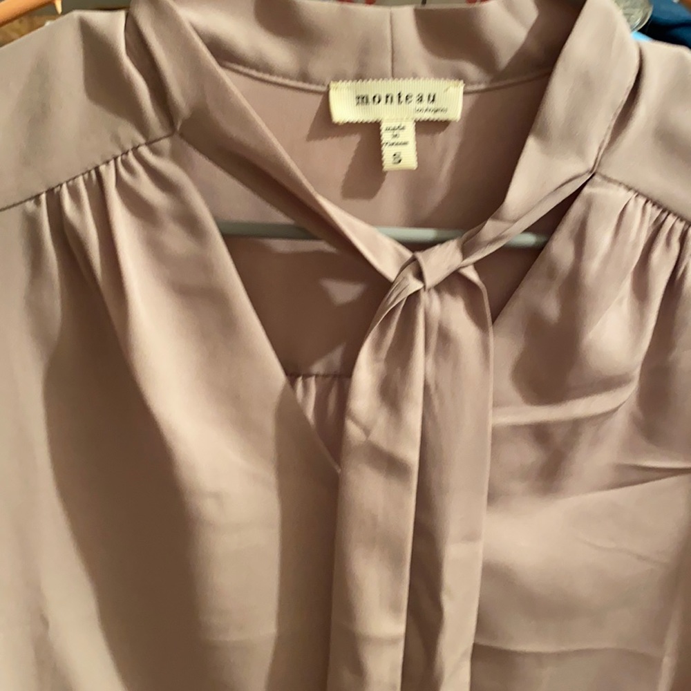 Pretty V-neck blouse with tie in front.